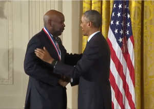 Dr. Cato T. Laurencin receiving the National Medal of Technology and Innovation from Pres. Obama (Credit: Whitehouse.gov).